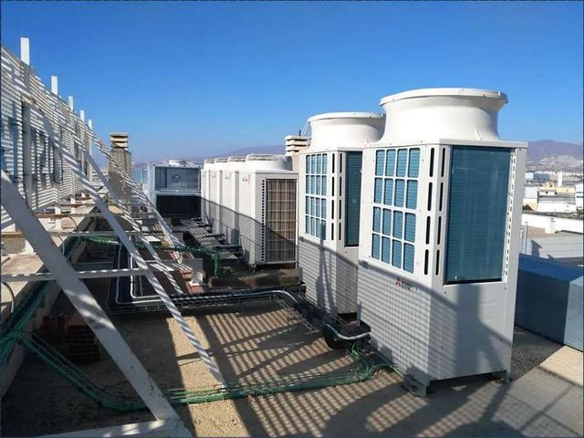 Equipos de aire acondicionado instalados en la cubierta de un edificio